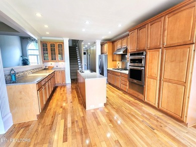 Step into this beautiful home with cathedral ceiling in the - photo 8