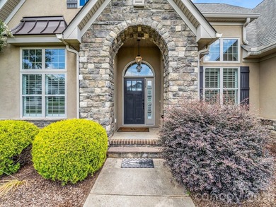 Welcome home to this beautifully maintained stucco and stone - photo 11