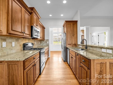 Welcome home to this beautifully maintained stucco and stone - photo 18