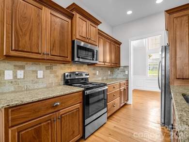 Welcome home to this beautifully maintained stucco and stone - photo 19