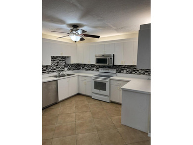 Welcome to this charming three-bedroom, three-bathroom townhouse - photo 8