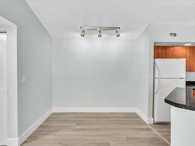 Location, location, location! This spacious and bright - photo 7