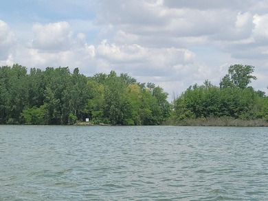LAKEFRONT & CHANNEL FRONT! Approximate water frontage is 400 - photo 2