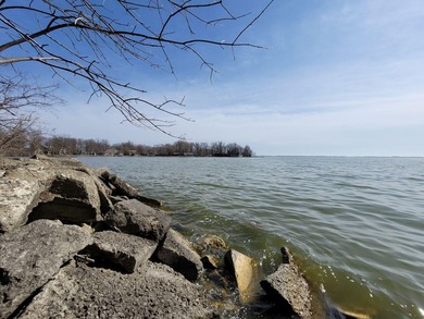 LAKEFRONT & CHANNEL FRONT! Approximate water frontage is 400 - photo 4