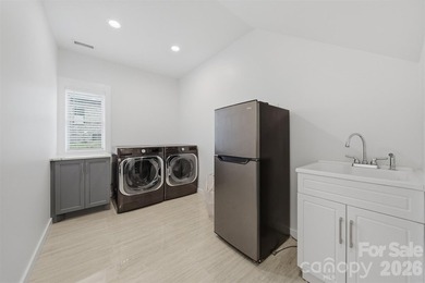 This stunning custom-built 2021 modern farmhouse offers 5,294 - photo 27