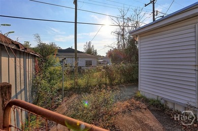 Investment opportunity in a prime location! This 3-bedroom - photo 4