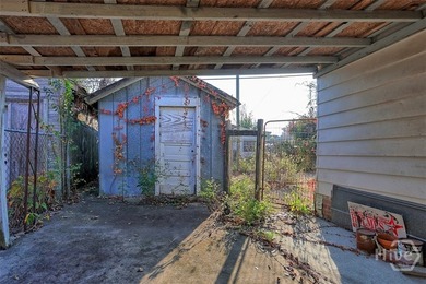 Investment opportunity in a prime location! This 3-bedroom - photo 5