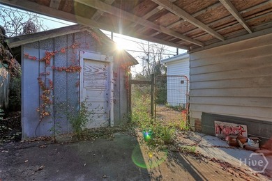 Investment opportunity in a prime location! This 3-bedroom - photo 6