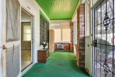 Investment opportunity in a prime location! This 3-bedroom - photo 7