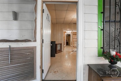 Investment opportunity in a prime location! This 3-bedroom - photo 8