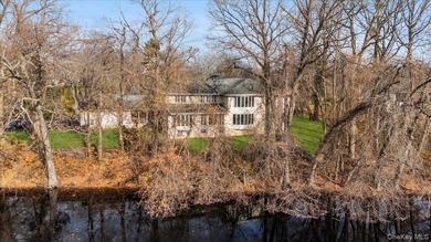 Set on just shy of a one-acre parcel, backing directly onto Lake - photo 3