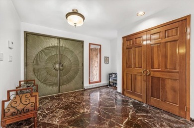 Set on just shy of a one-acre parcel, backing directly onto Lake - photo 4