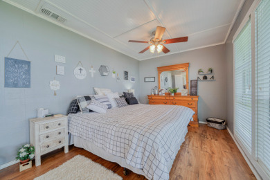 Furnished 3 bedroom, 2 bath lake front home with enclosed sunroom - photo 14