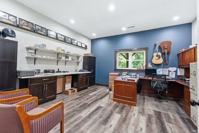 Rare opportunity to own a one-of-a-kind shop house on 11 - photo 14