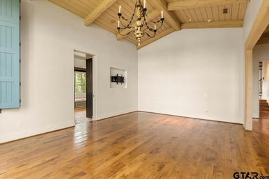 Designed by Beverly Hills architect James Lumsden, this - photo 36