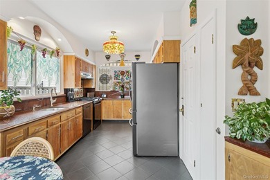 Charming and inviting 3-bedroom beachside retreat filled with - photo 13