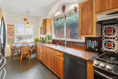 Charming and inviting 3-bedroom beachside retreat filled with - photo 16