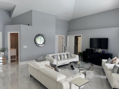 Welcome to this charming four-bedroom, three-bathroom - photo 6