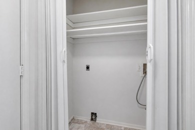 Wow! Checkout this awesome top floor one bedroom, one bathroom - photo 11