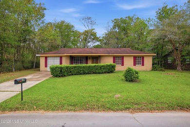Must-see home in Forrest Cove Estates in D'Iberville! This - photo 2