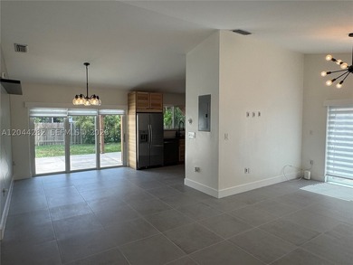 BACK ON THE MARKET... !! GORGEOUS & TOTALLY REMODELED HOUSE WITH - photo 2