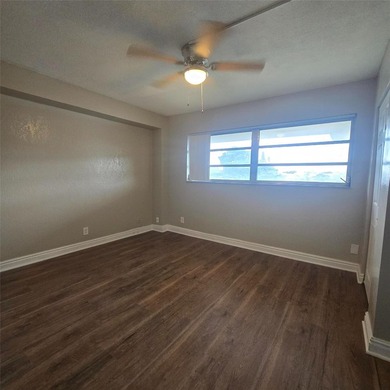 Well-maintained condo in the heart of Coral Springs! This unit - photo 2