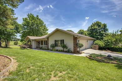 Beautifully updated ranch home where golf course views, lake - photo 4