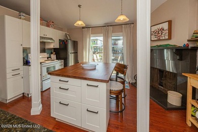 Price reduced to $259,000. Unique Waterfront Home! Older Round - photo 12