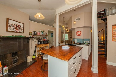 Price reduced to $259,000. Unique Waterfront Home! Older Round - photo 16