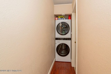 Price reduced to $259,000. Unique Waterfront Home! Older Round - photo 22