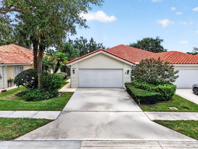 ***NEW ROOF***Welcome to this move-in ready, lake view, 2 BR, 2 - photo 2