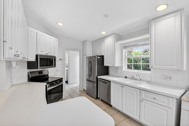 ***NEW ROOF***Welcome to this move-in ready, lake view, 2 BR, 2 - photo 6
