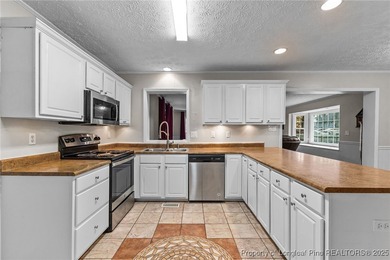 WELCOME to Ft Bragg!! This home is 10 Minutes from the Canopy Rd