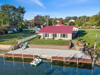 Lake Wawasee Home For Sale in Cromwell Indiana