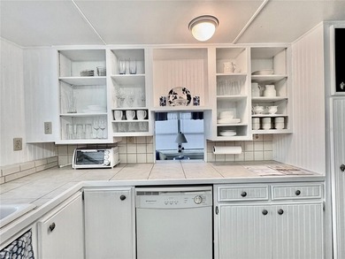 Welcome to your perfect Florida retreat! This spacious 2-bedroom - photo 3