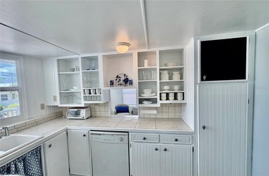 Welcome to your perfect Florida retreat! This spacious 2-bedroom - photo 4