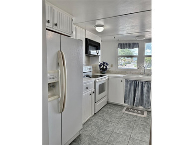 Welcome to your perfect Florida retreat! This spacious 2-bedroom - photo 5