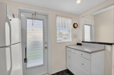 MOTIVATED SELLER - Bring all offers!! This updated 2 bed/2 bath - photo 7