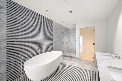 Located on the 55th floor of Elysee, this flow-through residence