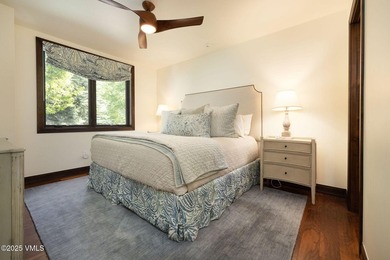 Discover an exquisite fusion of modern design and alpine charm - photo 12