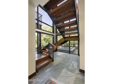 Discover an exquisite fusion of modern design and alpine charm - photo 17