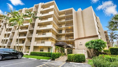 Welcome to this spacious and beautifully maintained condo - photo 2