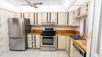 Welcome to this spacious and beautifully maintained condo - photo 8