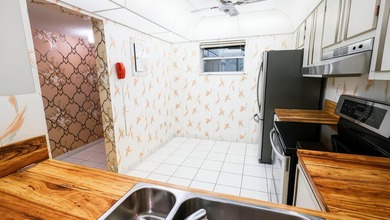 Welcome to this spacious and beautifully maintained condo - photo 9