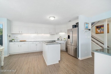 3-bedroom updated condo in Genesis featuring ocean views and a - photo 17