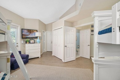3-bedroom updated condo in Genesis featuring ocean views and a - photo 23