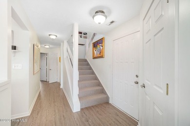 3-bedroom updated condo in Genesis featuring ocean views and a - photo 25