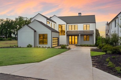 Just over an hour from Dallas, this stunning five-bedroom - photo 2
