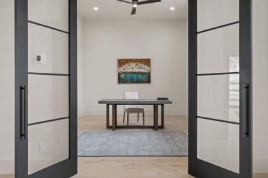 Just over an hour from Dallas, this stunning five-bedroom - photo 4