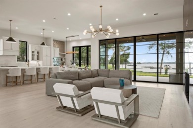 Just over an hour from Dallas, this stunning five-bedroom - photo 6
